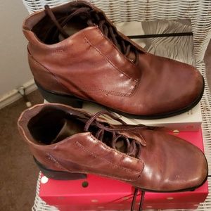 Earth Shoe  brown boots